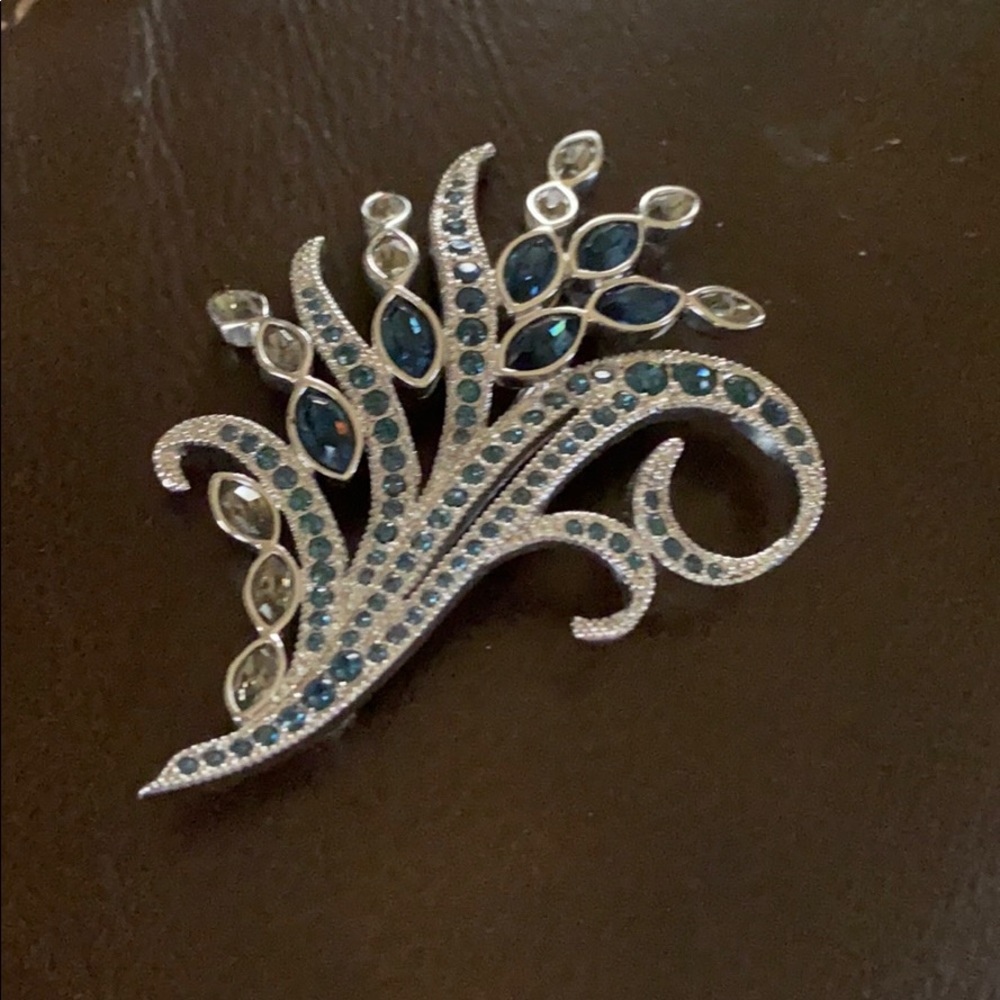 Beautiful brooch in blue and clear crystals !